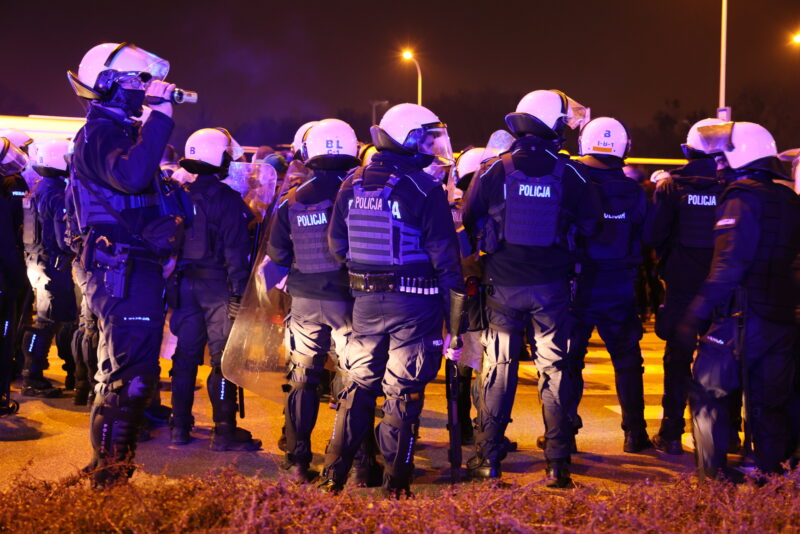 Policjanci prewencji podczas zabezpieczenia protestu kibiców piłki nożnej ślask wrocław i lechia gdańsk
